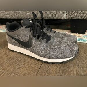 Women’s NIKE MD Runner 2 size 11 gray A00351-001